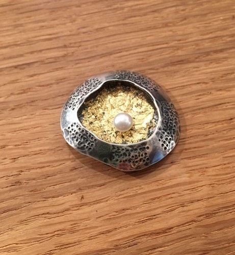 Limpet brooch with pearl 